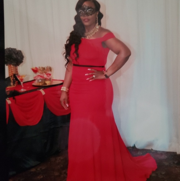 Red and black dress - Picture 3 of 3